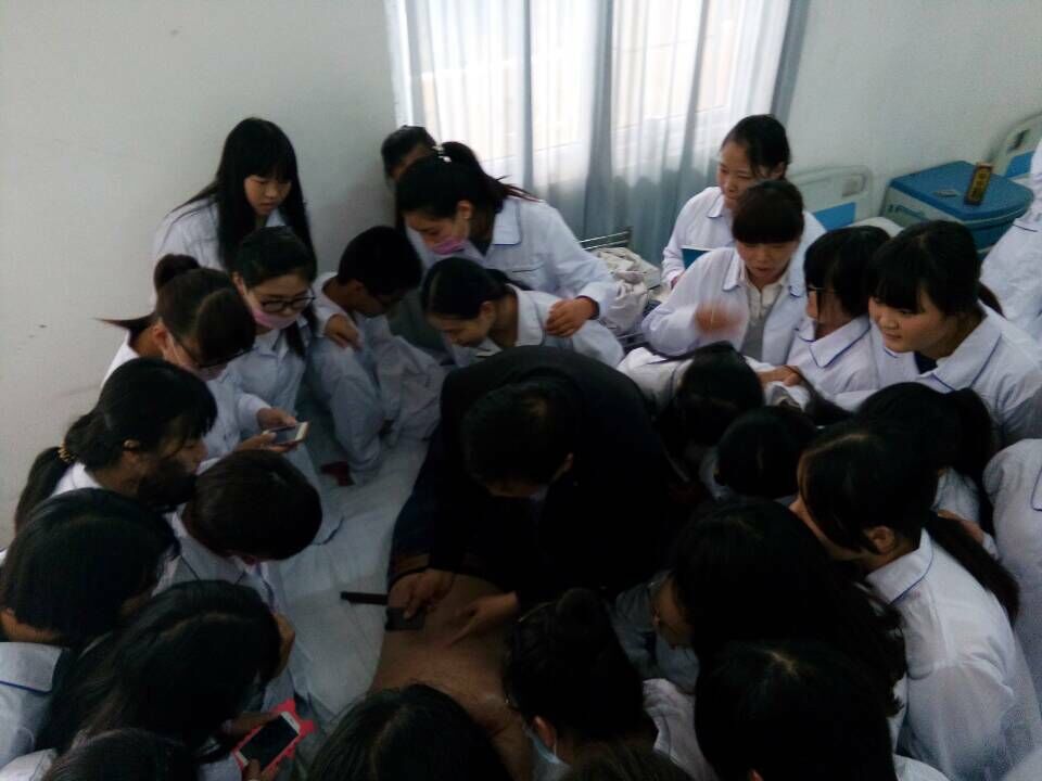 华宇卫校学生中医针灸、刮痧和拔罐实训课05