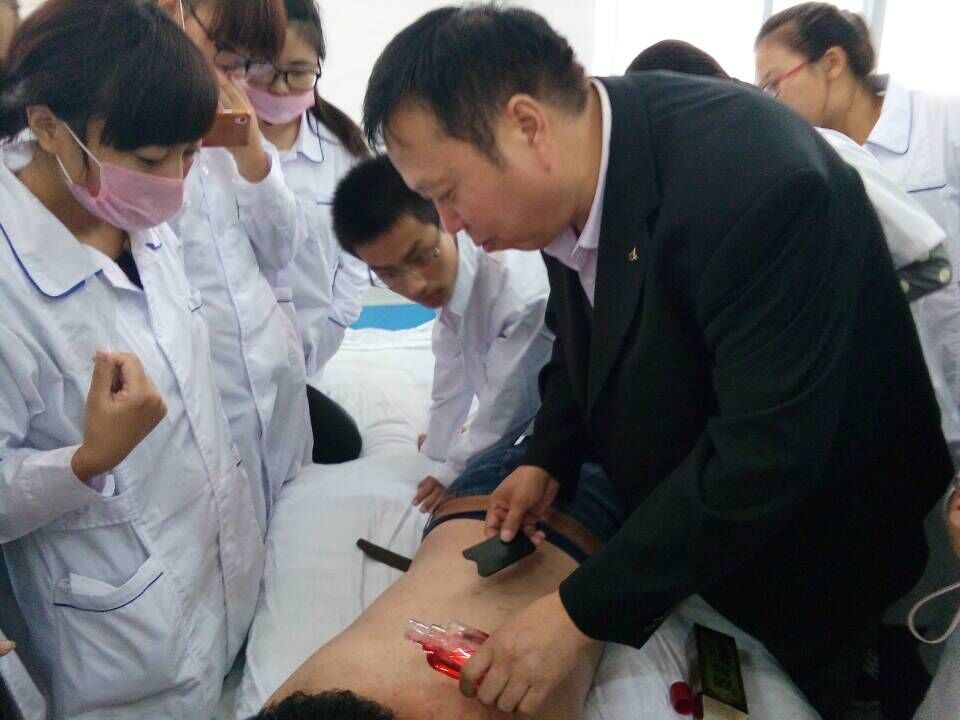 华宇卫校学生中医针灸、刮痧和拔罐实训课10